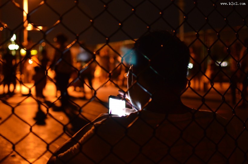 手拿着手机的图片大全