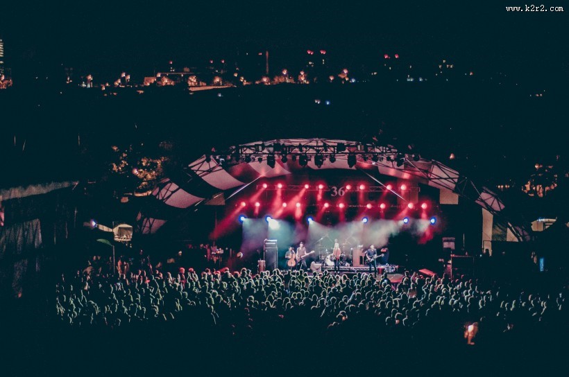 音乐会上狂欢的观众图片大全