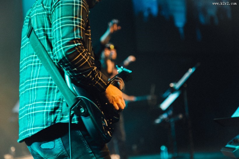 音乐会上演奏的吉他手图片