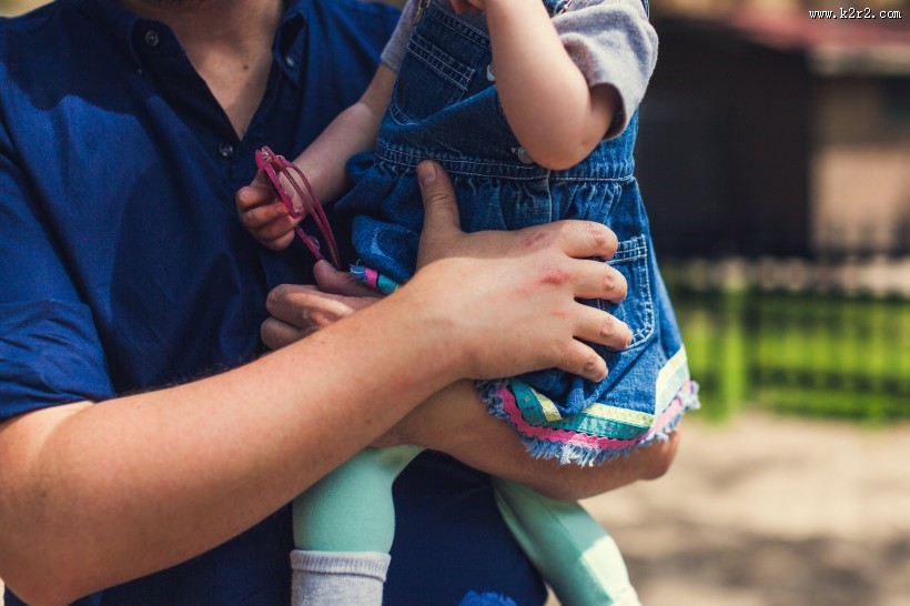 一对父女在公园玩耍图片大全