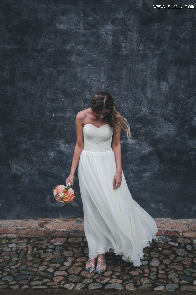 穿着婚纱的美丽新娘图片