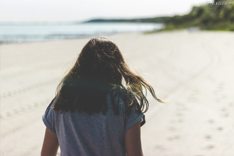 在海边的背影图片