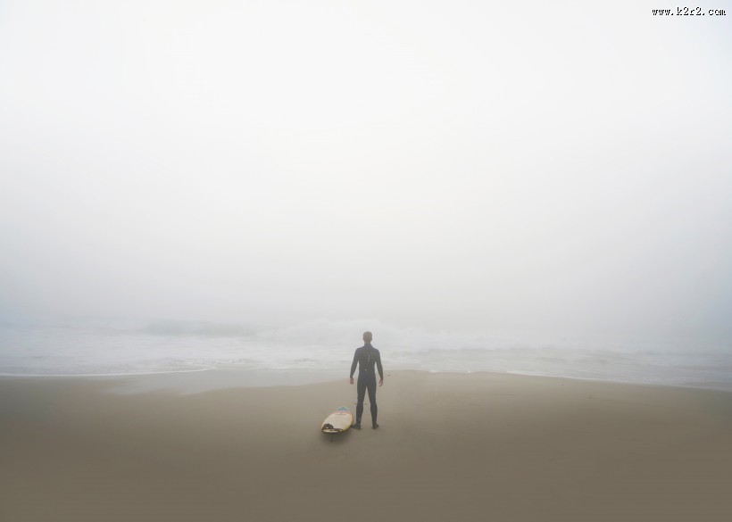 在海边的背影图片