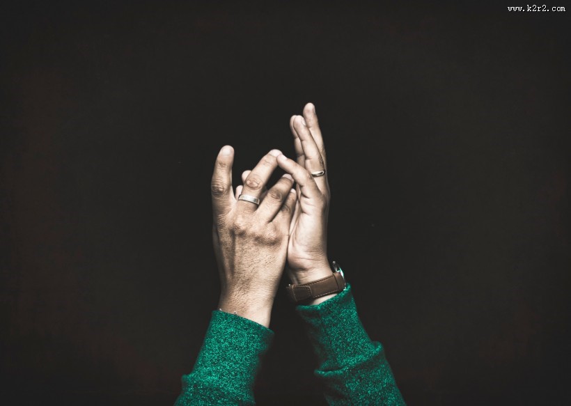 一个人的手特写图片