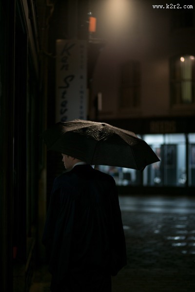 人们撑伞的图片