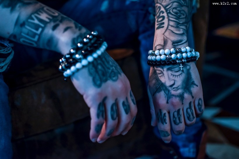 手上有纹身的人图片