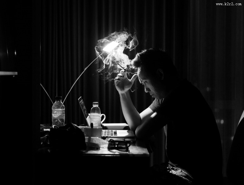 正在吸烟的男子图片