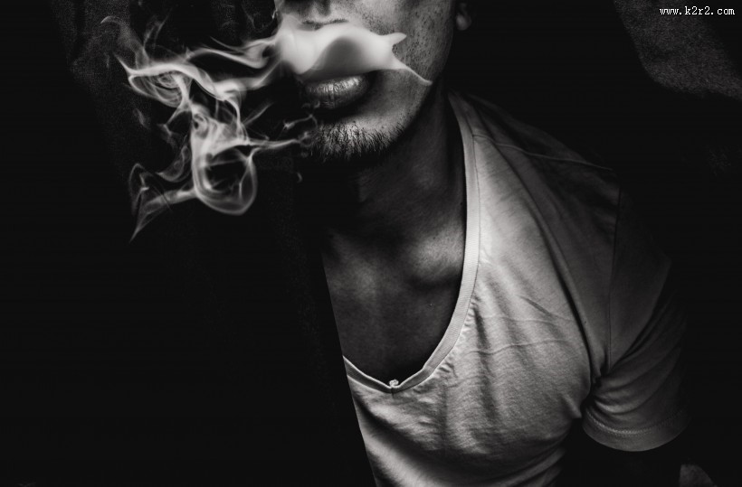 正在吸烟的男子图片