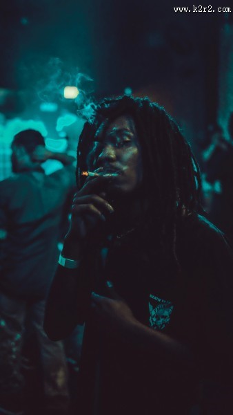 正在吸烟的男子图片