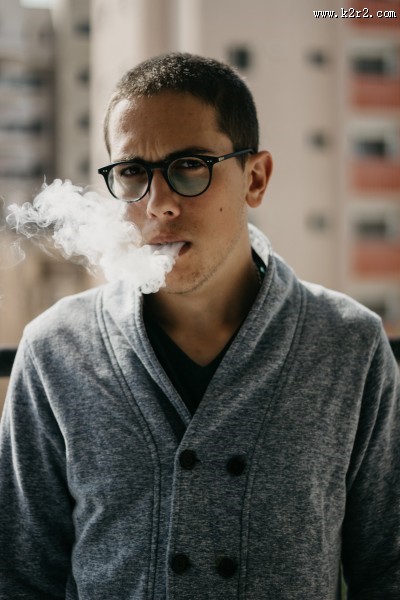 正在吸烟的男子图片