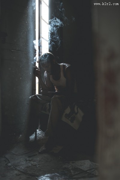 正在吸烟的男子图片