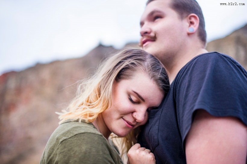 拥抱在一起的情侣图片大全