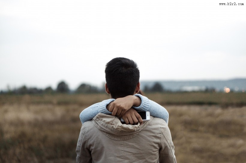 拥抱在一起的情侣图片大全