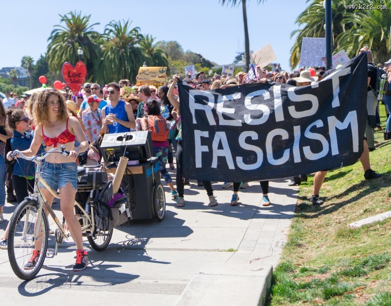 游行抗议的人们图片