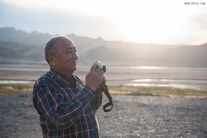 正在用相机拍照的人图片