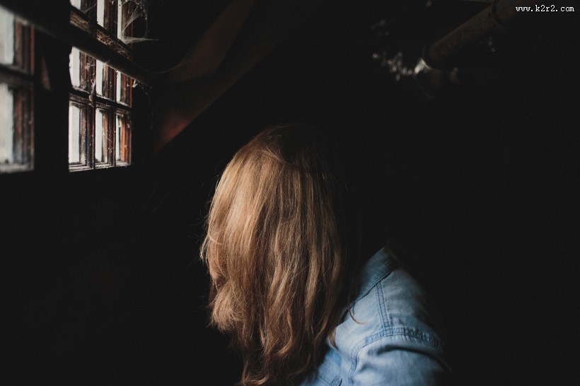 伤心难过的人图片