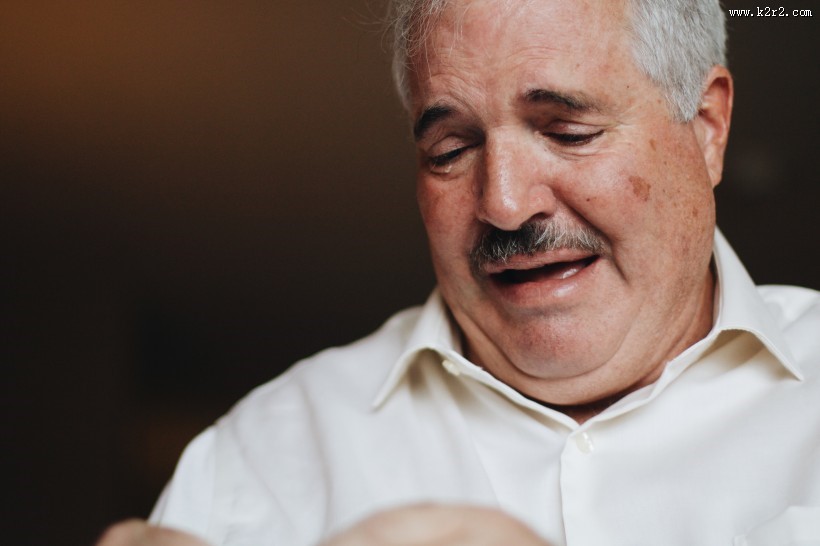 伤心难过的人图片