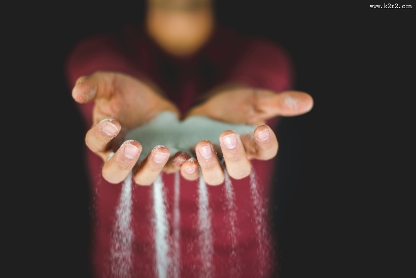 双手捧着各种东西图片