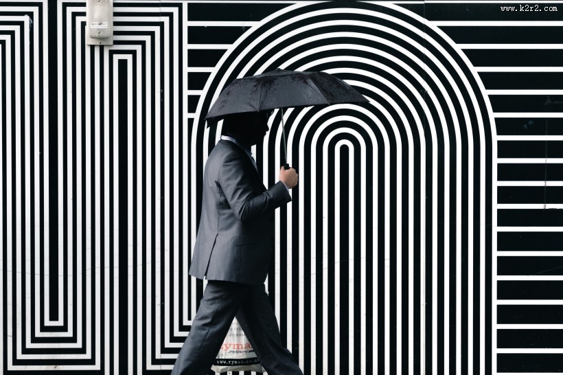 撑着伞的人图片大全