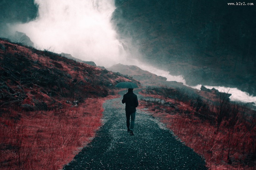 撑着伞的人图片大全