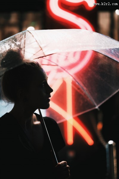 撑着伞的人图片大全