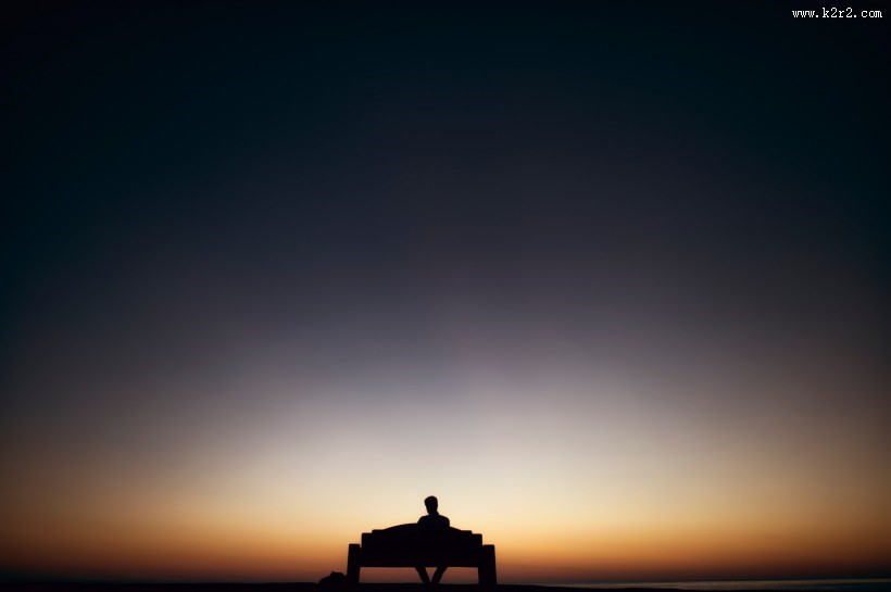 坐在长椅上的人图片