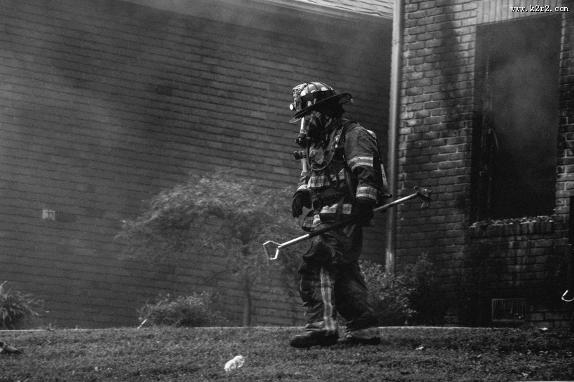 正在救火的消防员图片