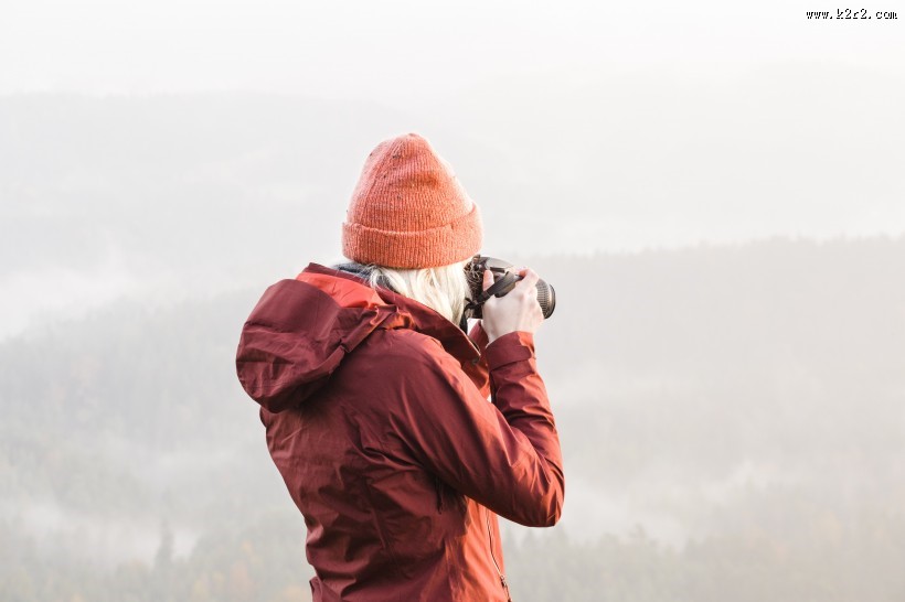 正在用相机拍摄的人物图片