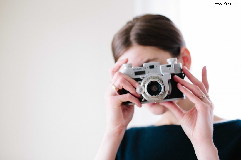 正在用相机拍摄的人物图片