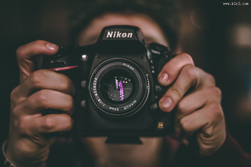 正在用相机拍摄的人物图片