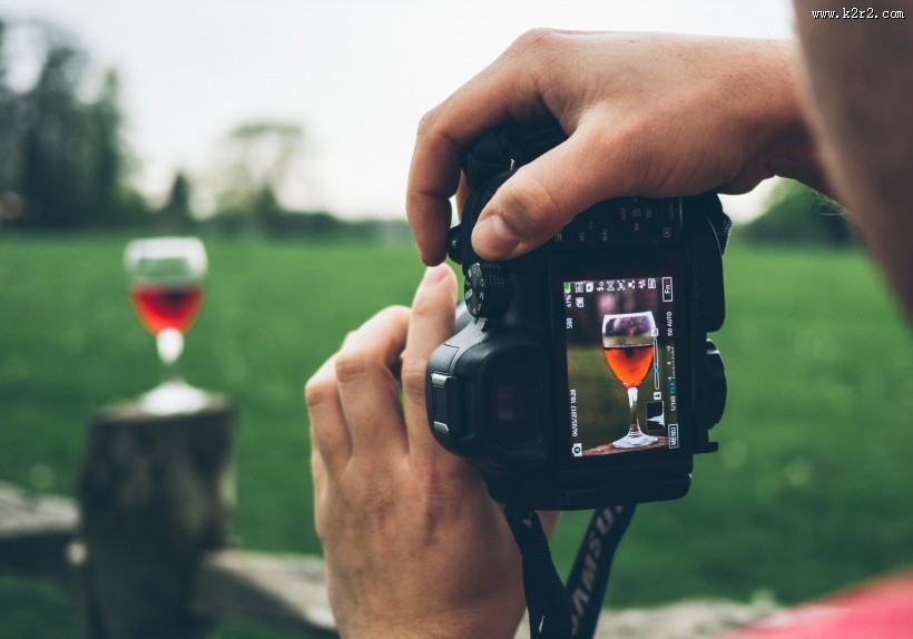 正在用相机拍摄的人物图片