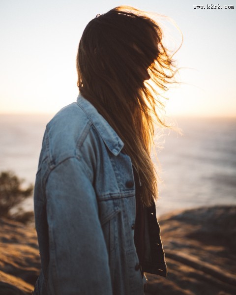 女孩飘逸的秀发图片