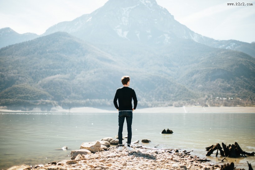 男孩的背影图片