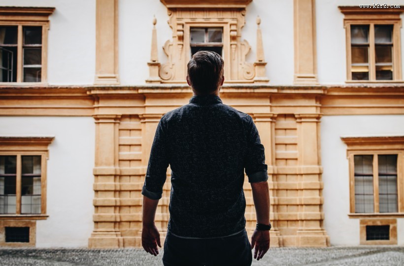 男孩的背影图片