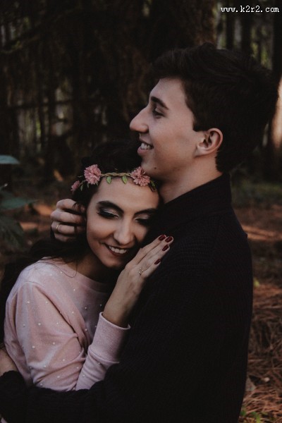 头戴花冠的女孩图片