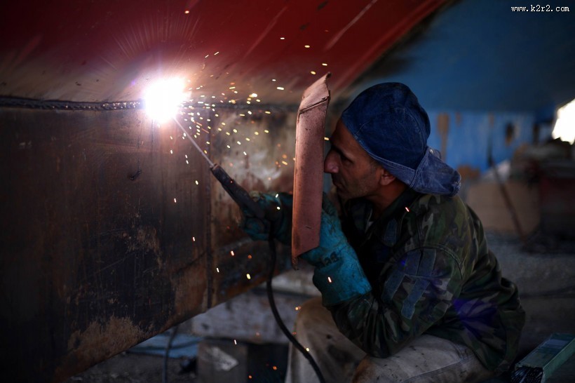 正在电焊的工人图片大全