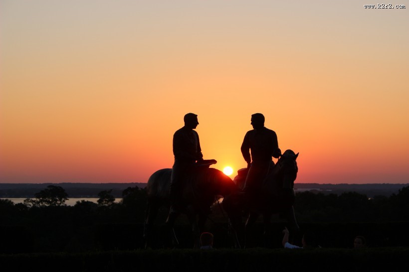 背光中的人物图片