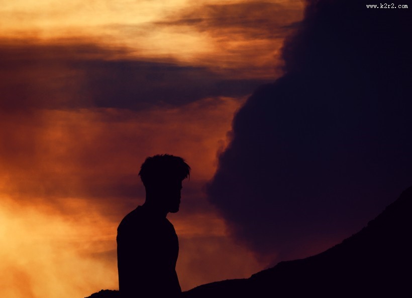 背光中的人物图片