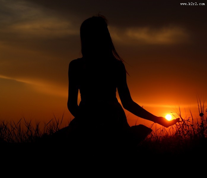 背光中的人物图片