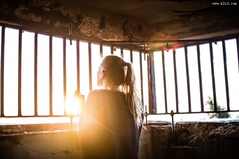 阳光下的女孩背影图片