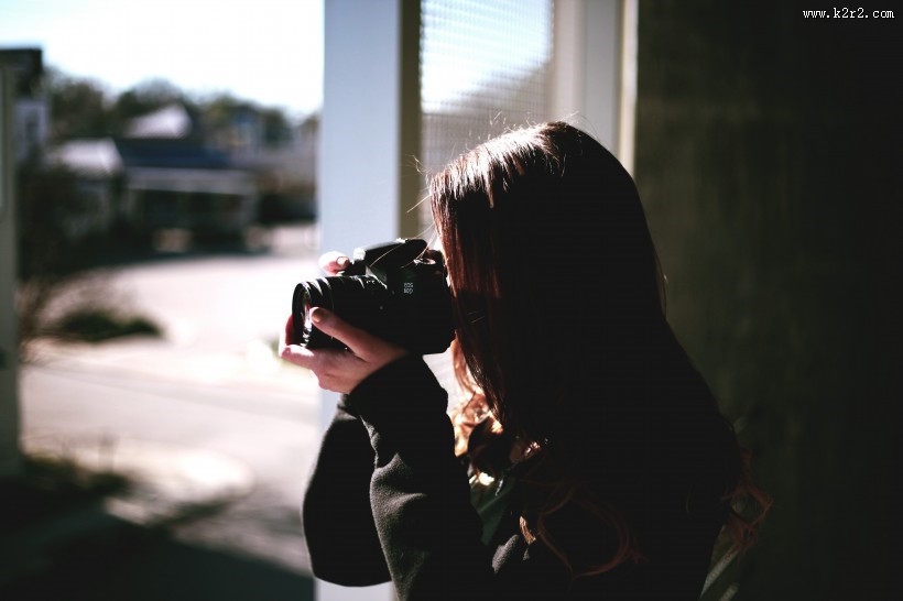 正在摄影的女生图片