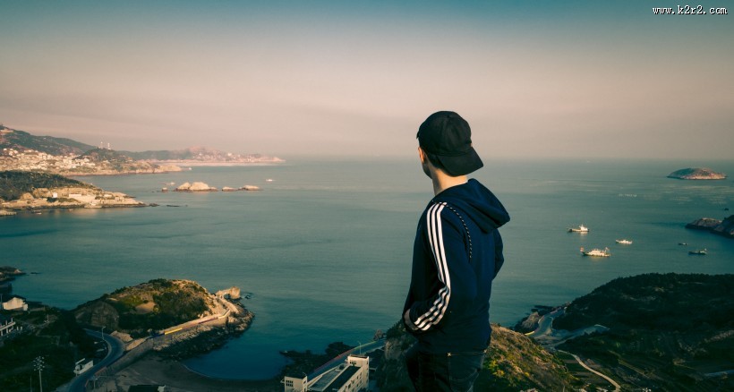 戴帽子的时尚青年图片