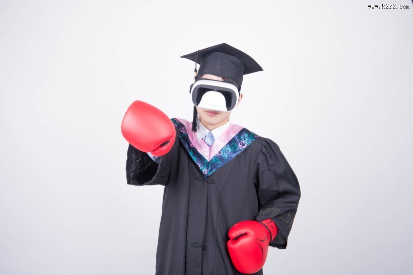 文武双全的大学毕业生训练拳击图片大全