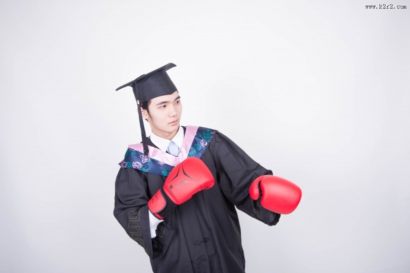 文武双全的大学毕业生训练拳击图片大全