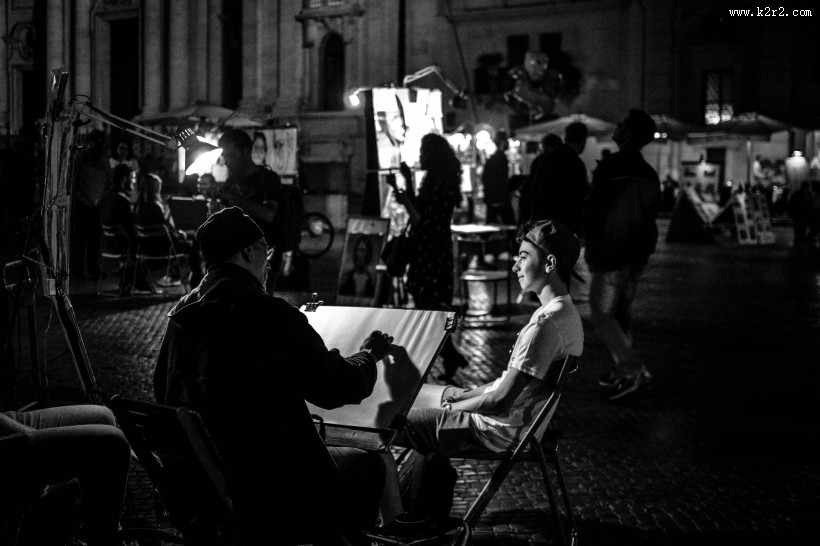 正在画画的画家图片