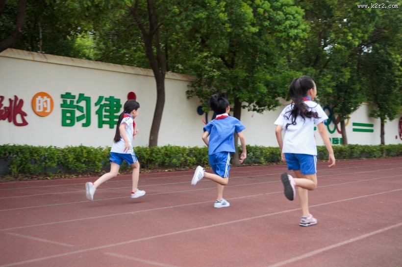 操场跑步的小学生图片大全