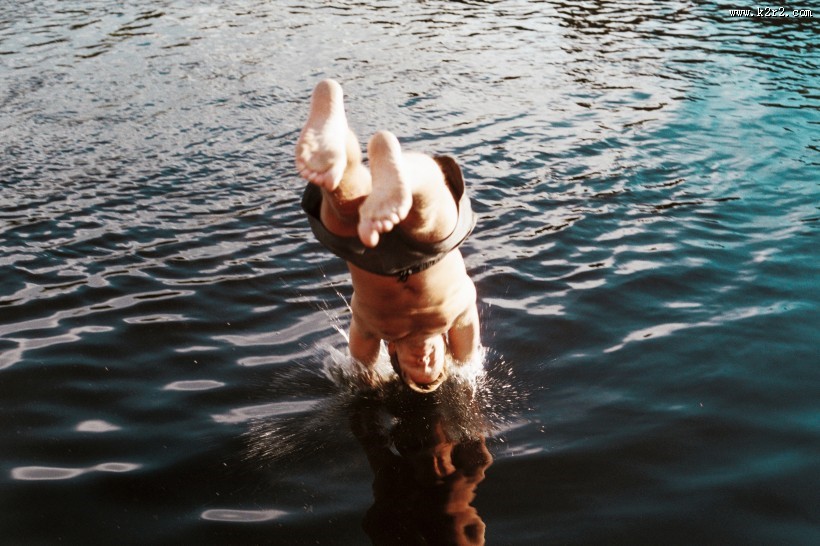 准备跳入水中的人物图片