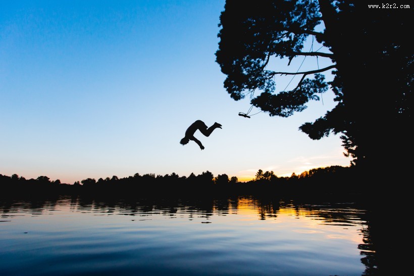 准备跳入水中的人物图片
