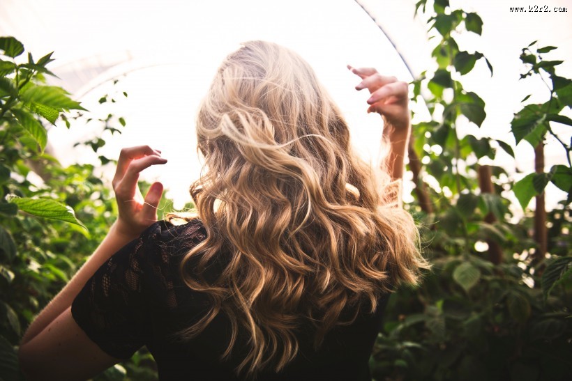 长发飘逸的美女图片