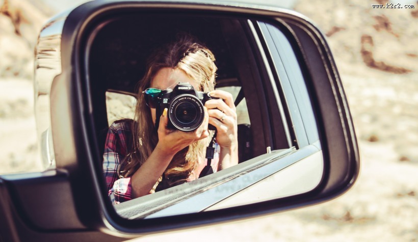 用相机拍摄的女孩图片